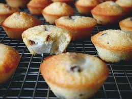 Des Petits Financiers Poire Et Pepites De Chocolat Pepite Chocolat Alimentation Idees De Collations
