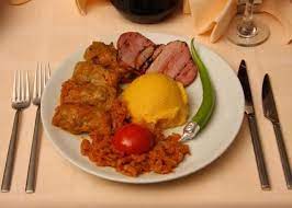 La Ricetta Piu Tradizionale Della Cucina Rumena Sono Le Sarmale Degli Involtini Di Verza Ingredienti 1 Cavolo Verza Gra Idee Alimentari Involtini Ricette