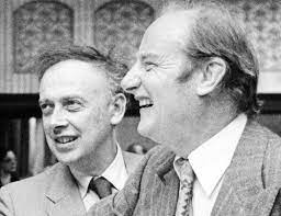 La publication, en 1953, de james dewey watson et de francis harry compton crick élucidait la structure moléculaire de l'acide désoxyribonucléique isolé alors que, depuis 1865, gregor mendel a établi les premières lois de l'hérédité et postulé l'existence de facteurs expliquant la transmission des. Designed By Aliens Crick Watson Atheism Panspermia Creation Com