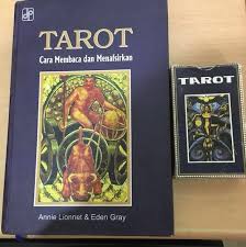 Tarot adalah sekelompok kartu berjumlah 78 lembar yang umumnya digunakan untuk kepentingan spiritual atau ramalan nasib. Cara Baca Arti Tarot 5 Cara Untuk Membaca Kartu Tarot Wikihow View Tarot Com S Complete List Of Tarot Cards