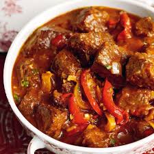 Ein Echter Klassiker Aus Ungarn Da Der Fleischsaft Durch Warme An Samigkeit Und Geschmack Gewinnt Schmeckt Gulasch Rezepte Gulasch Mit Paprika Essensrezepte