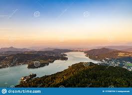 Die kleine welt am wörthersee bietet ihren besuchern 159 modellen aus über 40 länder im maßstab 1:25 im outdoor bereich und eine. Panorama See Und Berge An Touristenattraktion Worthersee Karnten Osterreich Stockfoto Bild Von Tourist Zieleinheit 137500704