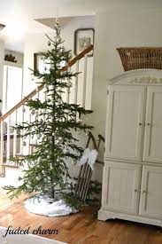 I hung them on the tree with ribbons. Http 3 Bp Blogspot Com 9t41gtzvf8q Unsyr0xyzxi Aaaaaaaaigw Gwz4r6eadtw S1600 Holida Charlie Brown Christmas Tree White Christmas Decor Christmas Decorations