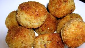 Preparate una salsa fresca di accompagnamento per tuffare le vostre polpette tonno e patate, aggiungendo a dello yogurt greco un trito di menta ed erba cipollina! Polpette Di Tonno E Patate Donnissima It