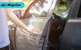 Jangka hayat bateri yang telah tamat atau bateri kereta kong boleh membuat perjalanan anda tidak selesa. Bagaimana Cara Untuk Menghidupkan Enjin Sekiranya Bateri Kunci Anda Habis Wapcar