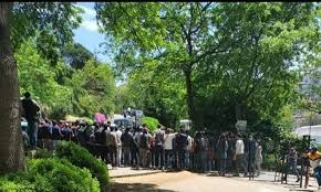 وقفات احتجاجية للمغاربة العالقين بالخارج أمام سفارات وقنصليات بلادهم القدس العربي