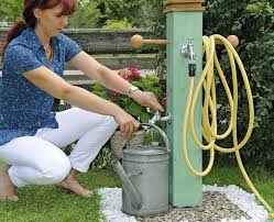 Wasser An Einer Wasserzapfsaule Entnehmen