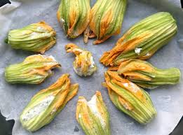 Come acquistarli quando si acquistano è bene controllare che abbiano un colore vivo. Fiori Di Zucca Ripieni Di Mandorle Ricotta E Menta Un Americana In Cucina