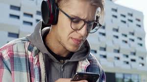 Un Rubio Con Gafas Y Barba Muestra a Su Pequeño Hijo Albino Con Gafas  Azules Como Escribir Cartas En Inglés Almacen De Video