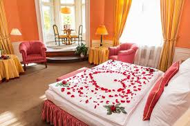 Love this simple and incredibly romantic bedroom decorating idea from 'monika hibbs'. Romantic Bedroom Decoration Ideas For Valentine S Day Styleheap Com