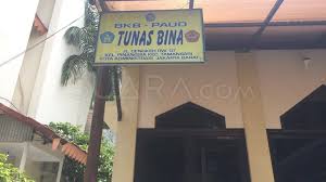 Sebelum berangkat ibuku memeluku dan menitipkan pesan pada budheku. Kronologis Anak Paud Tunas Bina Pinangsia Diusir Lurah Tamansari