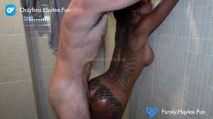 אני מזיין את החבר האסייתי של בתי החורגת במקלחת