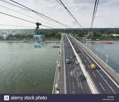 Zu den ersten prominenten mitfahrern zählten theodor heuss und konrad adenauer.die kölner seilbahn war die erste seilbahn in deutschland, mit dem. Koln Die Zoo Brucke Zoobrucke Uber Den Rhein Mit Der Seilbahn Seilbahn Stockfotografie Alamy