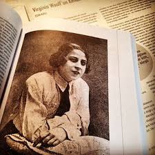 Tatli Sir Oyunu Sirasinda Polis Tiyatroya Baskin Yapar Ermeni Bir Oyuncu Afife Yi Bahceye Kacirarak Onu Kurtarir Istanlook Oyun Tiyatro Polis