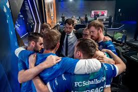 The lec is a closed league structure, similar to american sports. Schalke Showcased The Success Of Its League Team At A Recent Bundesliga Game Dot Esports