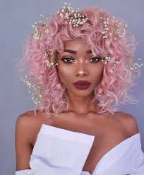 pinke haare frisur mit locken abend make up kleine weisse bluten rosa haare pinke haare lockige frisuren