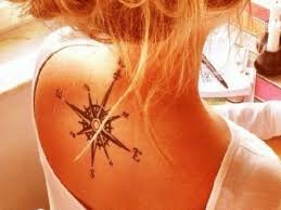 Tatouage rose des vents femme dos rouge the rider post. Signification Et Idees De Tatouage Boussole Femme 2021