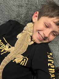 Sandy Teets's Instagram, Twitter & Facebook