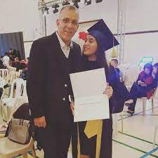 عندما تلاشى الغبار، رأيت ثلثي البناية من الخلف. Ø­ÙÙŠØ¸ Ø¯Ø±Ø§Ø¬ÙŠ ÙˆØ§Ø¨Ù†ØªÙ‡ N Ici Biskra Ù‡Ù†Ø§ Ø¨Ø³ÙƒØ±Ø© Facebook