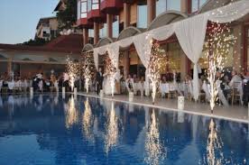 Otelin çevresindeki sokaklarda ozsut, bisquitte, burger king gibi çeşitli restoranlar bulunmaktadır.tesis, gülsuyu yeraltı istasyonundan 700 metre uzaklıktadır.asia royal suite güneş terası, kapalı havuz, tenis kortu sunar. Istanbul Anadolu Yakasi Otellerinin Dugun Secenekleri Mekan Com