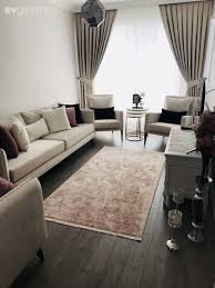 Fon perde koltuk uyumu konusunda her zaman birbirini çekici özelliklerde ve renklerde olması ile doğru orantılıdır. Bu Ev Fazla Uyumlu Olmaya Calismadan Harmoniyi Yakalamis Dekoration Deco Salon Idee Deco Salon Moderne Decoration Interieur Salon