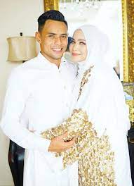Instagram zaquan adha semalam pelakon ayu raudhah dan suami, zaquan adha telah selamat menimang cahaya mata ketiga mereka. Video Peribadi Itu Antara Saya Dan Suami Ayu Raudhah Komen Video Nakal Mirip Zaquan Hiburan Mstar