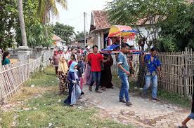 Play this game to review other. Arak Pengantin Sunat Tradisi Warga Kecamatan Mekar Baru Warta Reformasi