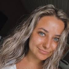 Danielle Hanks's Instagram, Twitter & Facebook