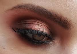 Pour changer de la version classique noire, on innove avec un liner ou un découvrez en images des idées de maquillage yeux verts à porter en soirée ou pour briller pendant les fêtes. Conseils Maquillage Quelle Couleur De Maquillage Pour Vos Yeux