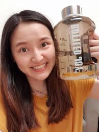 今天分享的2400c.c水壺！ 沒想到好多人問，所以我想說自己拍給大家看看😁 我自己最喜歡的水果棒的部分， 可以在裡面塞個增添風味的東西😋  (‼️小注意‼️很謝謝剛剛有聽眾提醒我說：檸檬的PH值約2～3，大概可以屬於強酸性，建議勿放置於塑膠製的水壺或水果棒中以免將溶解出 ...