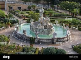 Fontana di Nettuno intorno al 1900, nel giardino della Villa del Principe, Palazzo  di Andrea Doria, Piazza dei Principe, Genova. Italia Foto stock - Alamy