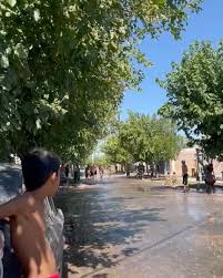 💧🎉 ¡La tradición revive! Vecinos del Barrio Franklin celebraron la Siesta  de Chaya en Rawson. 🌊, Armados con baldes, mangueras y bombitas de agua,  familias enteras del Barrio Franklin salieron a la ...