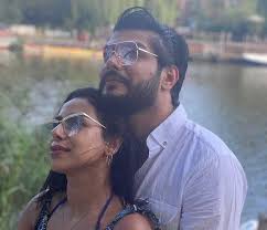 يوجد أيضًا رمز نشاط يعرض لك أي أعضاء يتكلمون و / أو يتفاعلون الآن في الوقت الفعلي. Ø¹Ù„ÙŠ Ø§Ù„Ø¹Ù…Ø±ÙŠ Ø§Ù†Ø³ØªÙ‚Ø±Ø§Ù…