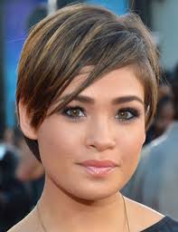 Trouvez de l'inspiration dans notre sélection de coiffures pour affiner votre visage rond. Coupe Courte Visage Rond Coupe Courte Visage Rond Coupe De Cheveux Coupe De Cheveux Courte
