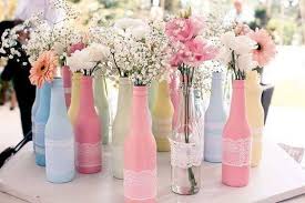 Esta vez deseamos acercarles algunas propuestas para centros de mesa, la decoración es un aspecto que no hay que la primera propuesta es este sencillo y a la vez elegante centro de mesa, incluye una cruz y para darle altura se han incorporado globos, predomina un solo color pero pueden. Centros De Mesa De Comunion Top 2020 Uma Manualidades