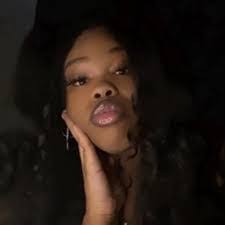 Erika Lahr's Instagram, Twitter & Facebook