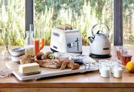 You can choose a classic colour like almond cream, or why not shake things up with a bold empire red, candy let the style and features of our kitchenaid kettle and toaster sets inspire you. Kettle And Toaster Set Kitchenaid Premium Kitchen Appliances Kitchenaid Uk
