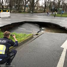 1,3 km langen abschnitt vollständig sechsstreifig ausgebaut. Wdr Aktuell On Twitter In Koln Ist Ein Teil Einer Strasse Abgesackt Grund Soll Ein Wasserrohrbruch Sein Auf Der Inneren Kanalstrasse Hohe Krefelder Strasse Ist Derzeit Nur Eine Fahrspur Befahrbar Https T Co 4kvxyn1udg Https T Co Nhcogiqvn5