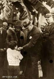 Çocuk başını öne doğru hızla eğdi. Ataturk Un Cocuk Sevgisi Ile Ilgili Fotograf Ve Resimleri