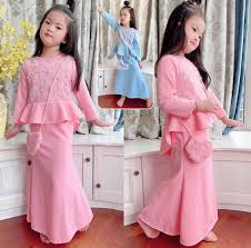 Model baju batik sekarang ini perkembangannya semakin pesat dari tahun ke tahun. Harga Baju Pesta 2021 Terbaru Juni 2021 Biggo Indonesia