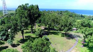 Hal ini terlihat dari banyaknya sampah yang menggunuk di beberapa tempat, dua wc yang berada di dekat air terjun, sudah tidak memiliki pintu. Treetop Home