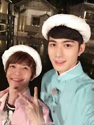 Đạo diễn nổi tiếng Trung Quốc phẫn nộ khi bị đồn chia tay bạn trai đồng  tính để đến với trai trẻ