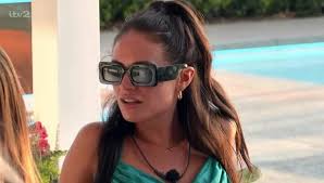 Love Island fans left distracted by Olivia as they spot Molly-Mae link