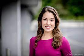 Nieuwslezeres amber brantsen onwel tijdens live nos journaal uitzending op 8 juli 2020.nieuwslezeres amber brantsen (30) is tijdens het lezen van het 7 uur j. Nieuwslezer Amber Brantsen Wordt Onwel Tijdens Nos Journaal Noordhollandsdagblad
