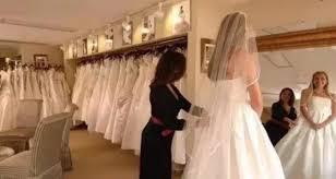 Abiti da sposa creati dalla designer rosa clará perfetti per sfoggiare ricercata eleganza, sensualità e raffinatezza. Mamma E Figlia Si Prendono Gioco Di Una Donna Che Sta Provando Il Vestito Da Sposa Ma La Commessa Fa Qualcosa Che Le Zittira