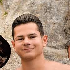 Kellie Knapp's Instagram, Twitter & Facebook