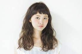 この秋は前髪に変化を 短めの ぱっつん がとってもかわいくて流行しそうな予感 キナリノ ロングパーマ セミロング パーマ ショート パーマ