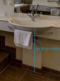 Waschtisch als blickfang große shampoonische für mehr bewegungsfreiheit bei einem punktablauf durch den einsatz von mosaik diagonalschnitte vermeiden waschtisch im bad mit viel stauraum. Hohe Waschbecken 5 Tipps Fur Die Richtige Hohe Des Waschtischs