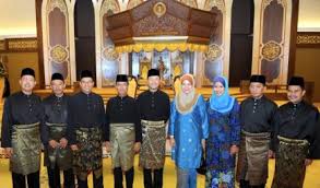 Tun dr mahathir mohamad akan hadir di istana negara pada 9.30 pagi ini bagi mengangkat sumpah jawatan sebagai perdana menteri. Lapan Muka Baru Angkat Sumpah Exco Kedah Semasa Mstar