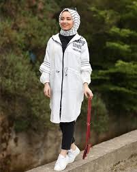 L Image Contient Peut Etre 1 Personne Debout Chaussures Et Plein Air Air Chaussures Contient Debout Lima Muslim Women Fashion Sporty Outfits Fashion